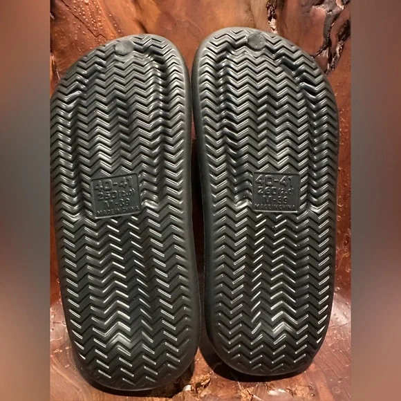 NEW Black Chunky Foam Based Flip Flops Size 8US - Picture 3 of 3